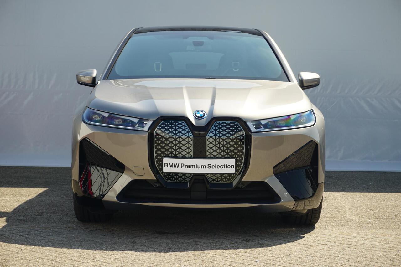 BMW iX xDrive40 Sport Pakket | Luchtvering / Soft-Close / Panoramadak / Comfort Stoelen / Head-up / Laserlight / Harman Kardon | Ekris Selection