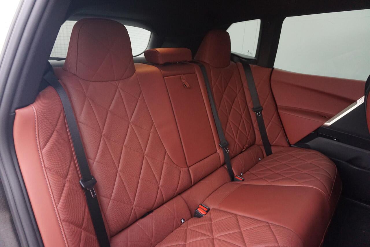 BMW iX xDrive50 Sportpakket | Trekhaak / Soft-Close / Luchtvering / Panoramdak / Driving Assistant Professional / Harman Kardon / BMW Laserlight / 22 Inch