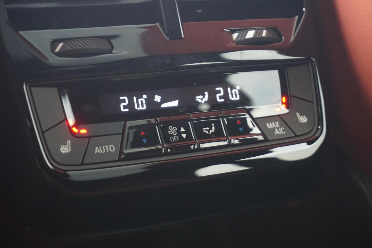 BMW iX xDrive50 Sportpakket | Trekhaak / Soft-Close / Luchtvering / Panoramdak / Driving Assistant Professional / Harman Kardon / BMW Laserlight / 22 Inch