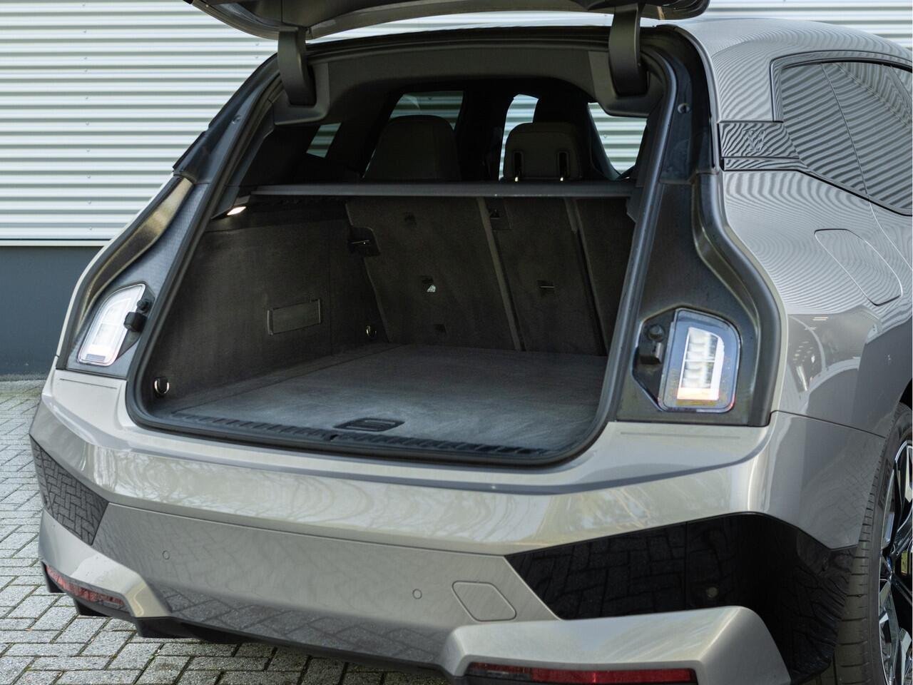 BMW iX M60 High Executive - Pano - Trekhaak - 112kWh