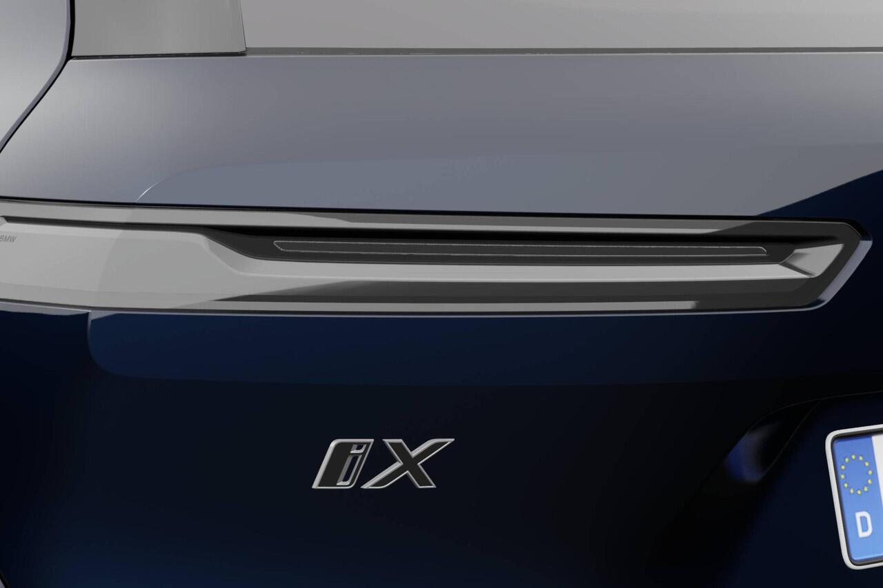 BMW iX xDrive M70 | Comfort Pack | Innovation Pack | Trekhaak | 23" LM | Sky lounge | Showroomvoordeel