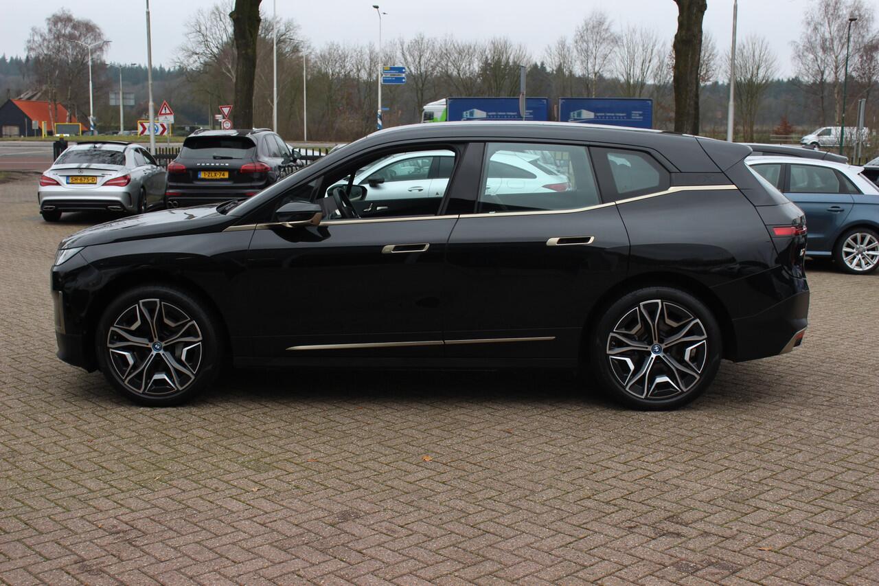 BMW iX xDrive50 High Executive 112 kWh / SOH 97,2% / Trekhaak / Panoramadak / Camera / Leder / 22'' / Luchtvering / Softclose / Harman Kardon / Apple CarPlay / Stoelverwarming / DAB / Dodehoek / ACC
