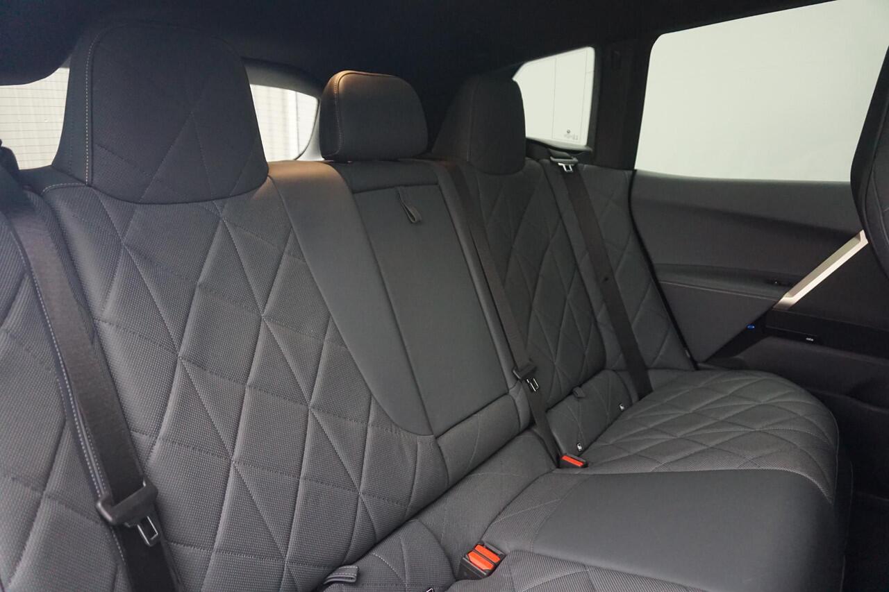 BMW iX xDrive50 M Sport | Trekhaak / Panoramdak / Soft-Close / Stoelventilatie / Warmtecomfortpakket / Driving Assistant Professional / 360 graden Camera's / Harman Kardon