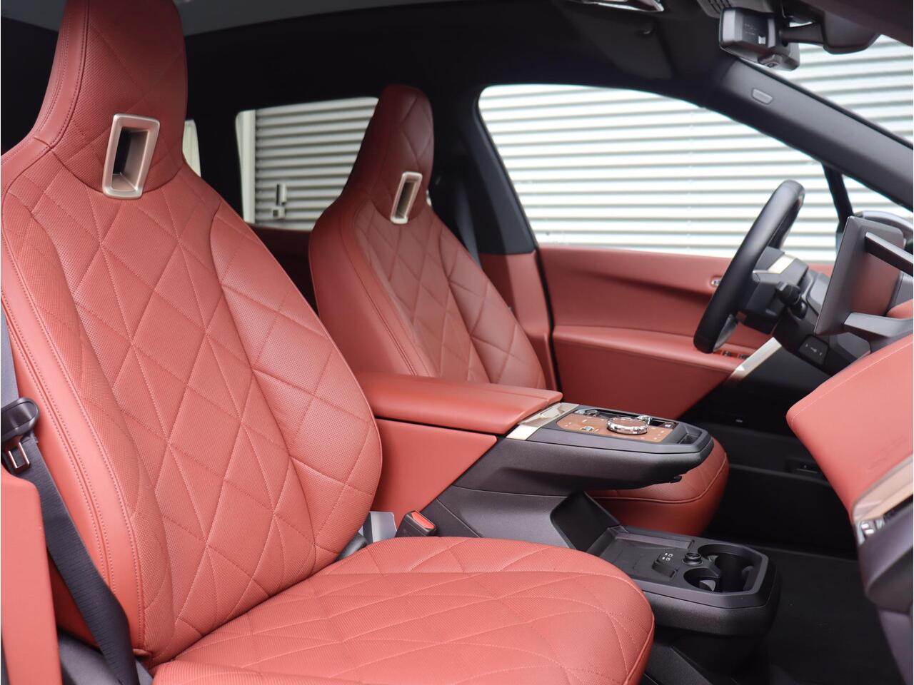 BMW iX xDrive40 | High Executive | Sportpakket | Panodak Skylounge | Driving Assistant Prof. | Soft Close | Parking Assistant Plus | Harman Kardon | 22'' LMV