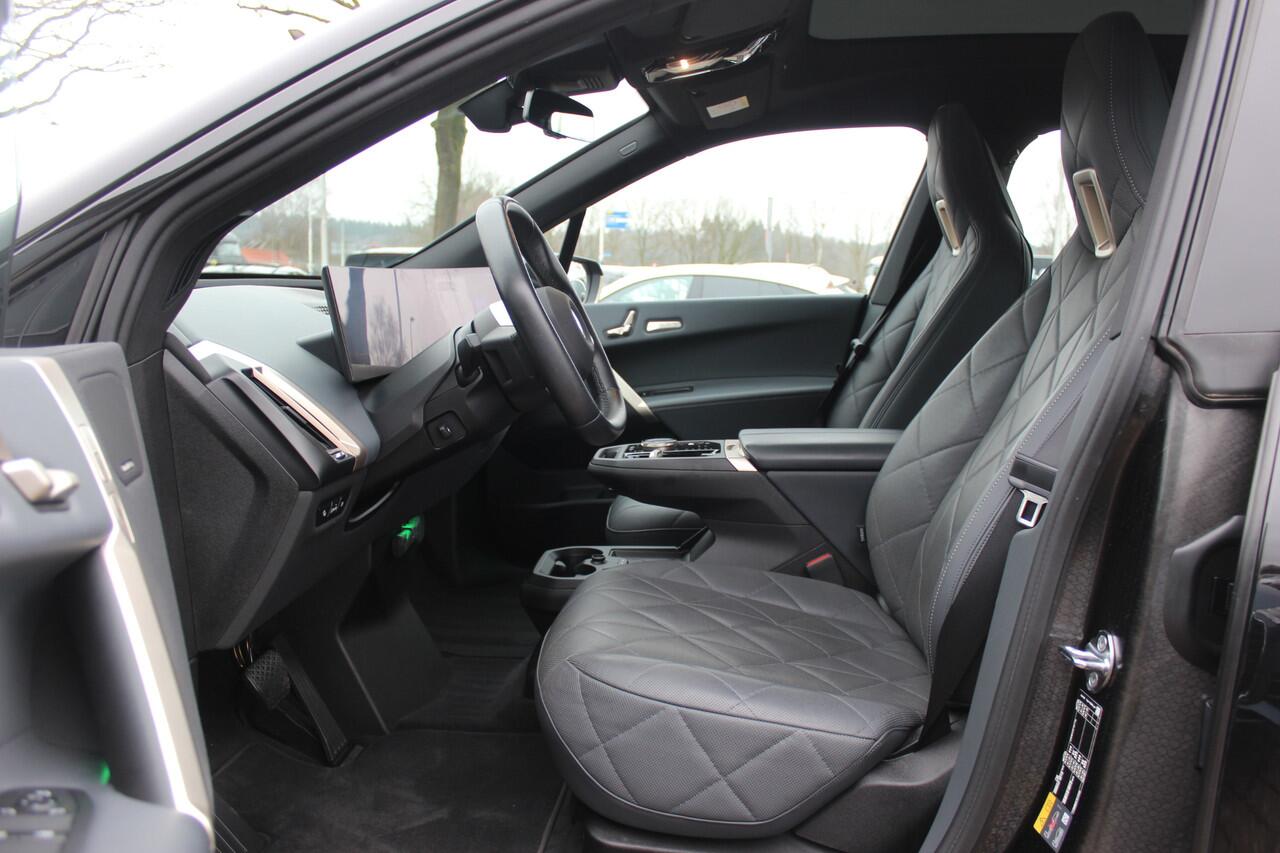 BMW iX xDrive50 High Executive 112 kWh / SOH 97,2% / Trekhaak / Panoramadak / Camera / Leder / 22'' / Luchtvering / Softclose / Harman Kardon / Apple CarPlay / Stoelverwarming / DAB / Dodehoek / ACC