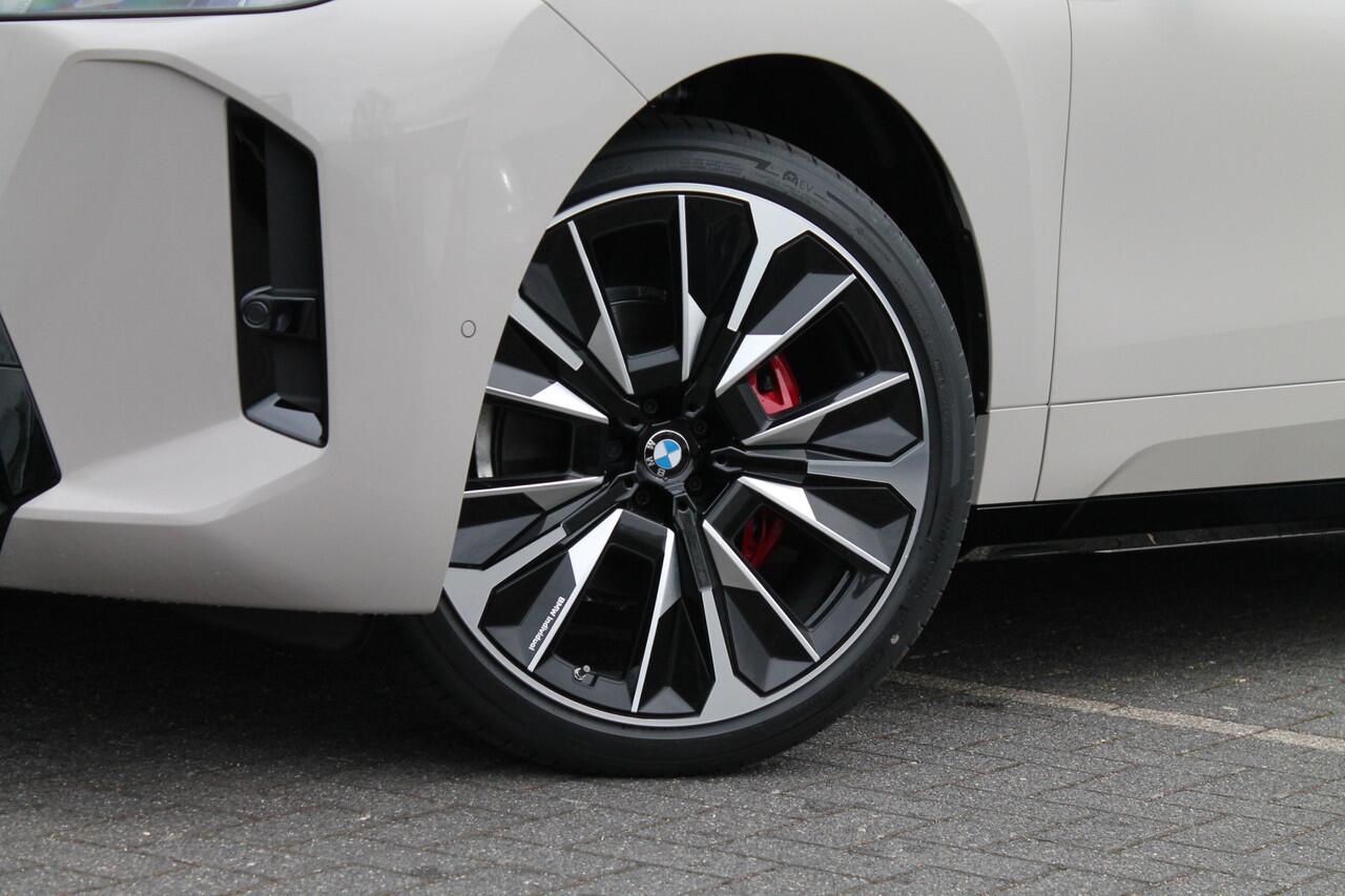 BMW iX xDrive60 M Sport / Panoramadak Sky Lounge / Trekhaak / M Multifunctionele Stoelen / Soft-Close / Bowers & Wilkins / Parking Assistant Professional