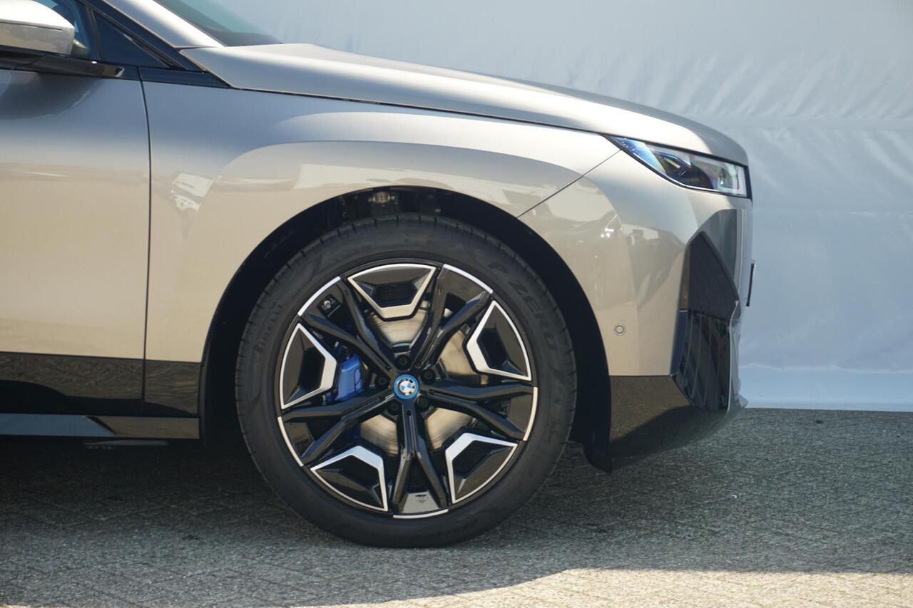 BMW iX xDrive40 Sport Pakket | Luchtvering / Soft-Close / Panoramadak / Comfort Stoelen / Head-up / Laserlight / Harman Kardon | Ekris Selection