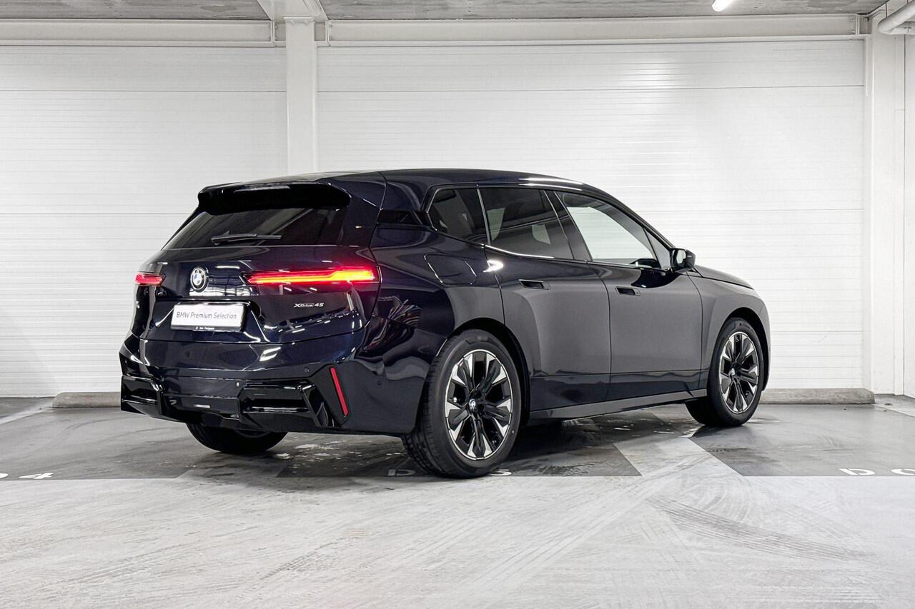 BMW iX xDrive45 | M-Sport Pro | Driving Assistant Plus | Harman/Kardon | Sky Lounge | Soft-Close Portieren | Comfort Access | Trekhaak | Selections