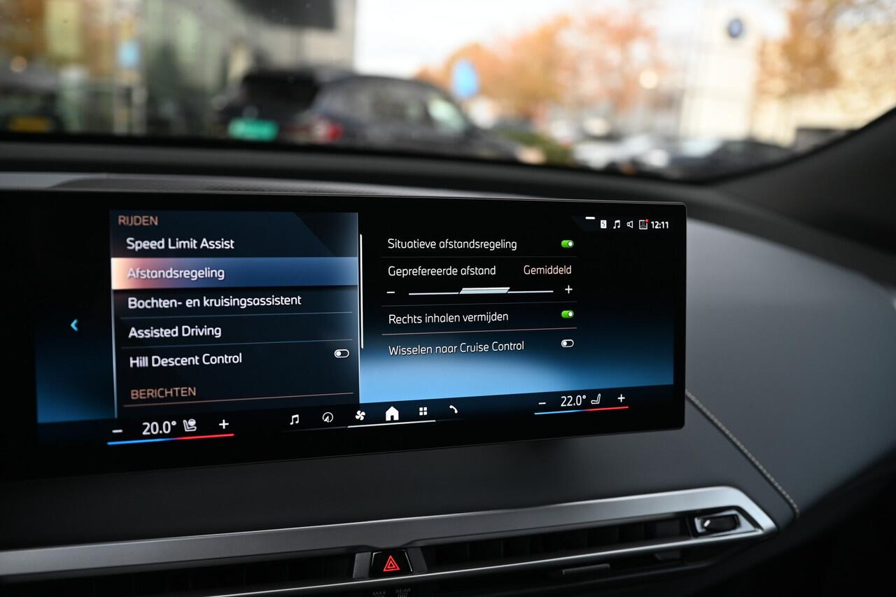 BMW iX xDrive45 M Sport / Panoramadak Sky Lounge / Trekhaak / M Multifunctionele Stoelen / Parking Assistant Professional / Soft-Close / Active Steering