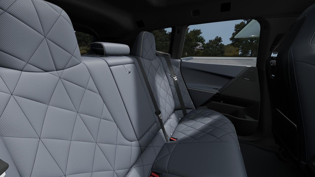 BMW iX xDrive45 M Sport / Panoramadak Sky Lounge / Trekhaak / M Multifunctionele Stoelen / Soft-Close / Parking Assistant Professional / Active Steering