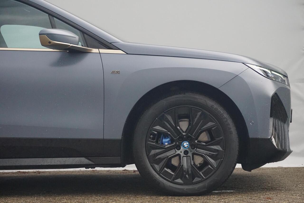 BMW iX M60 High Executive 112 kWh | Full PPF + Klasse 5 / Trekhaak / Panoramdak Sky Lounge / Soft Close / 22 Inch