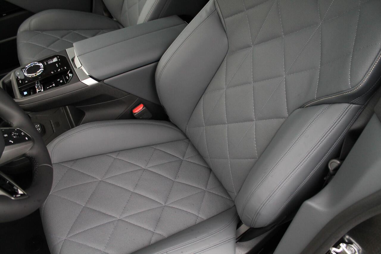 BMW iX xDrive60 M Sport / Panoramadak Sky Lounge / Trekhaak / M Multifunctionele Stoelen / Soft-Close / Bowers & Wilkins / Parking Assistant Professional