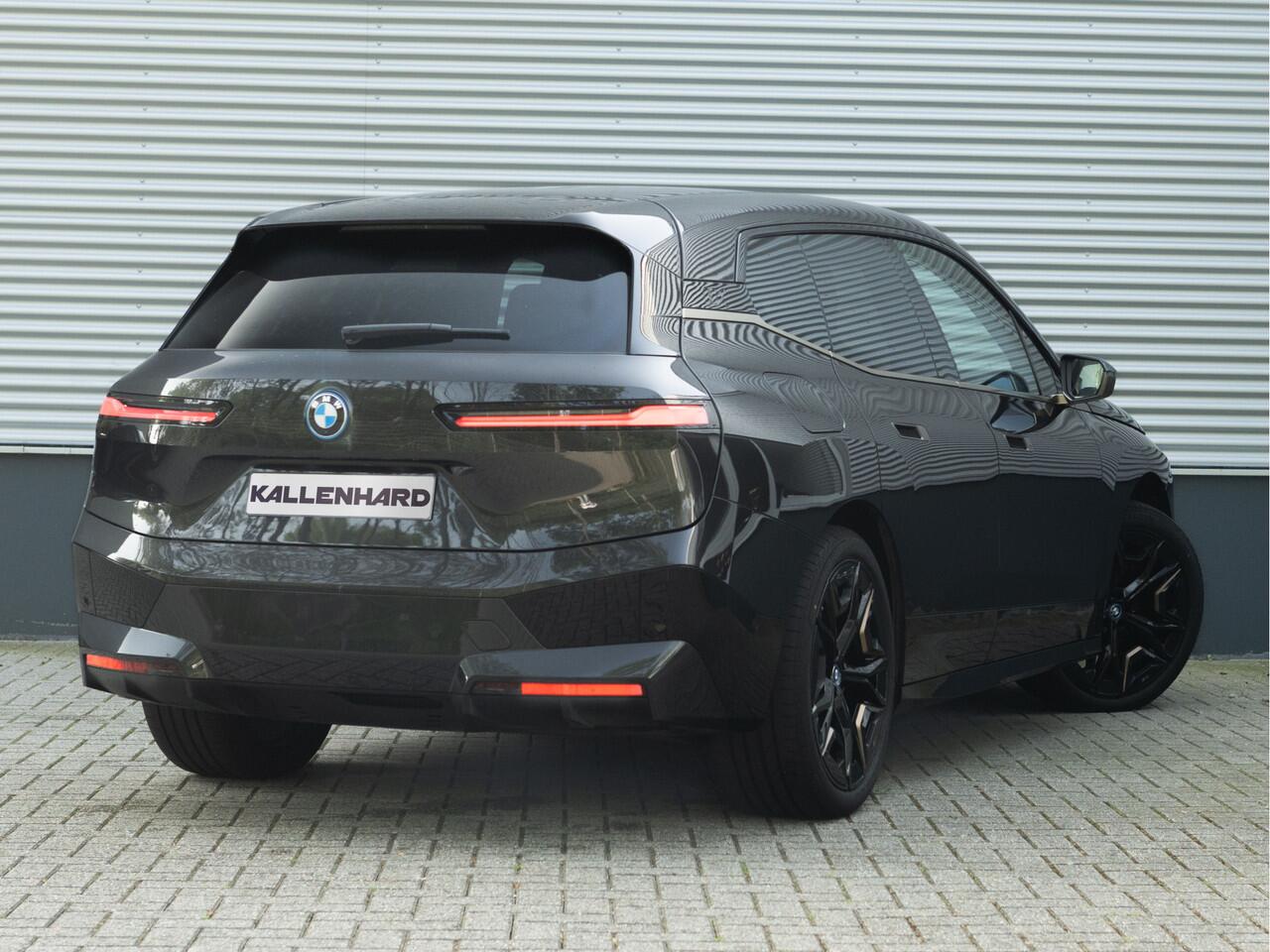 BMW iX xDrive40 - Sportpakket - Pano - Trekhaak - Soft Close - Driving Ass Prof - Lasers