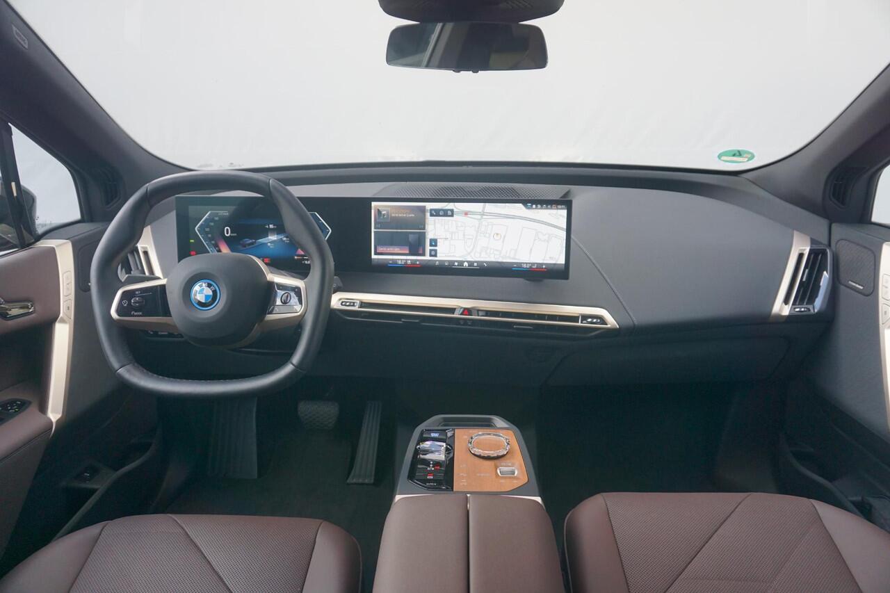 BMW iX xDrive50 Sportpakket | Trekhaak / Luchtvering / Active Steering / Panoramadak / Driving Assistant Professional / Parking Assistant Plus / Warmtecomfortpakket / 22 Inch