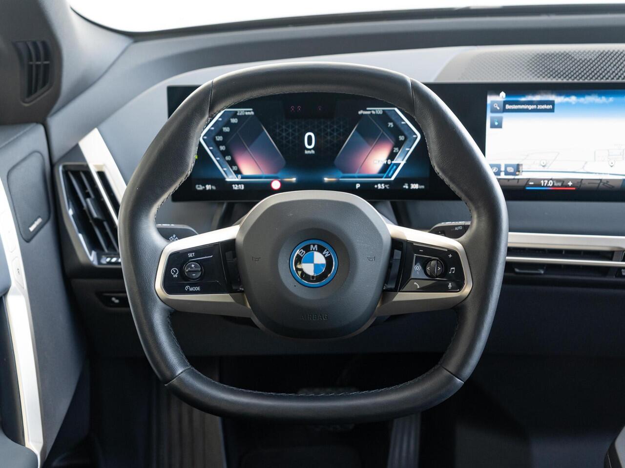 BMW iX xDrive40 | High Executive | Sportpakket | Comfort Access | Harman Kardon | Stoelverwarming voor & achter | Stuurverwarming | 21'' | Trekhaak