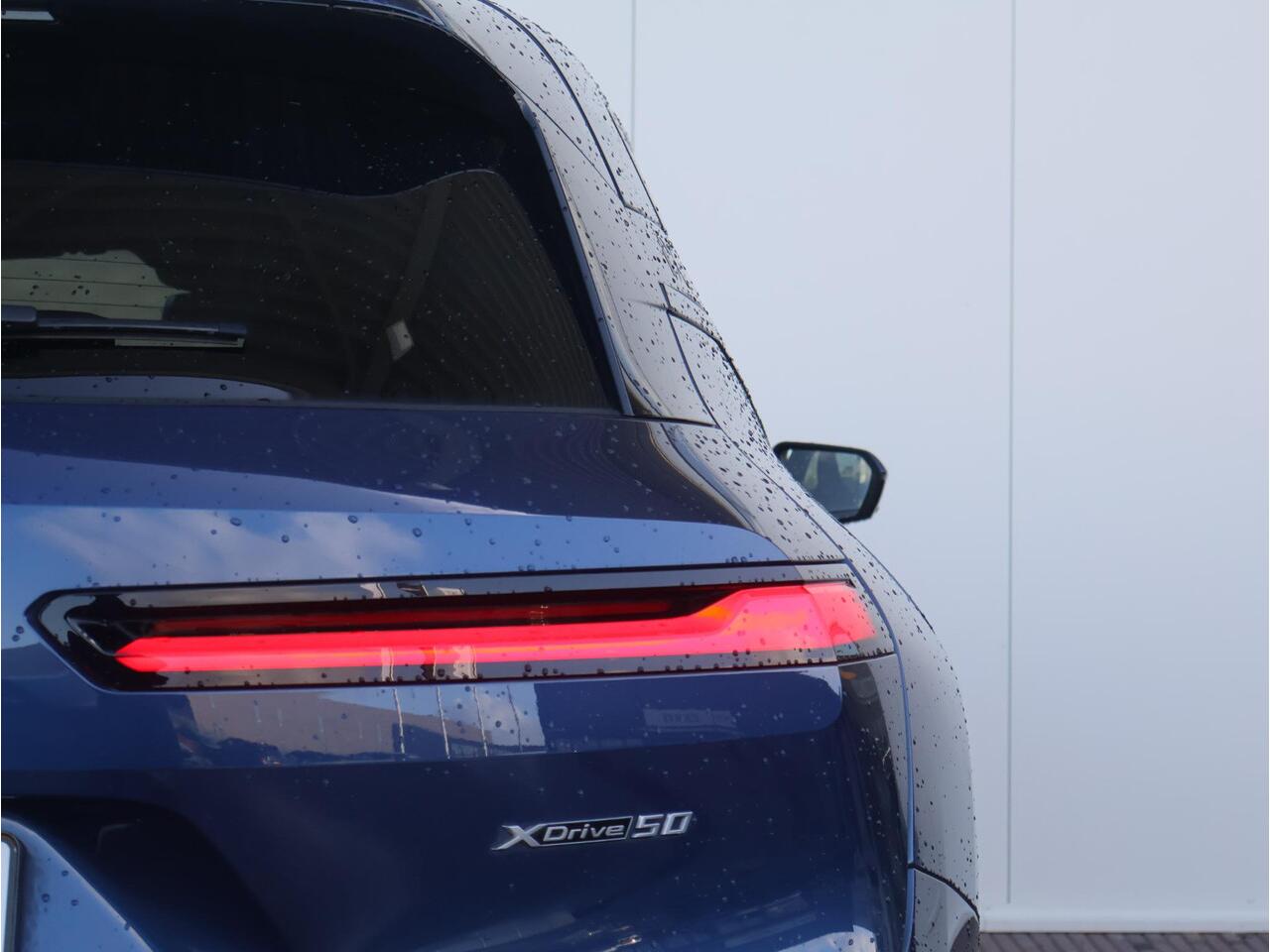 BMW iX xDrive50 High Executive 112 kWh / Harman Kardon / Luchtvering / Active Steering / Soft Close / Driving Assistant Professional /