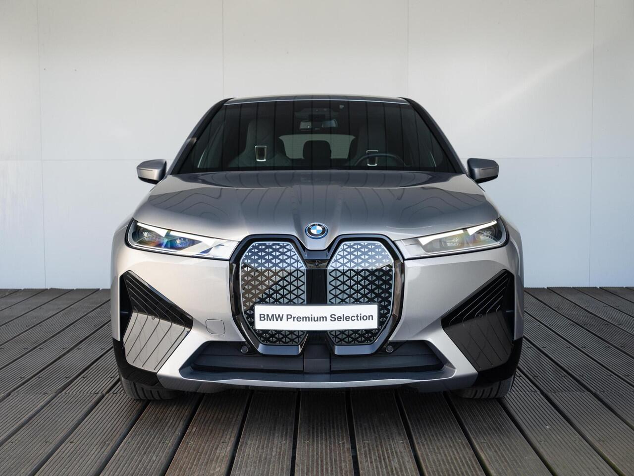 BMW iX xDrive40 | High Executive | Sportpakket | Comfort Access | Harman Kardon | Stoelverwarming voor & achter | Stuurverwarming | 21'' | Trekhaak