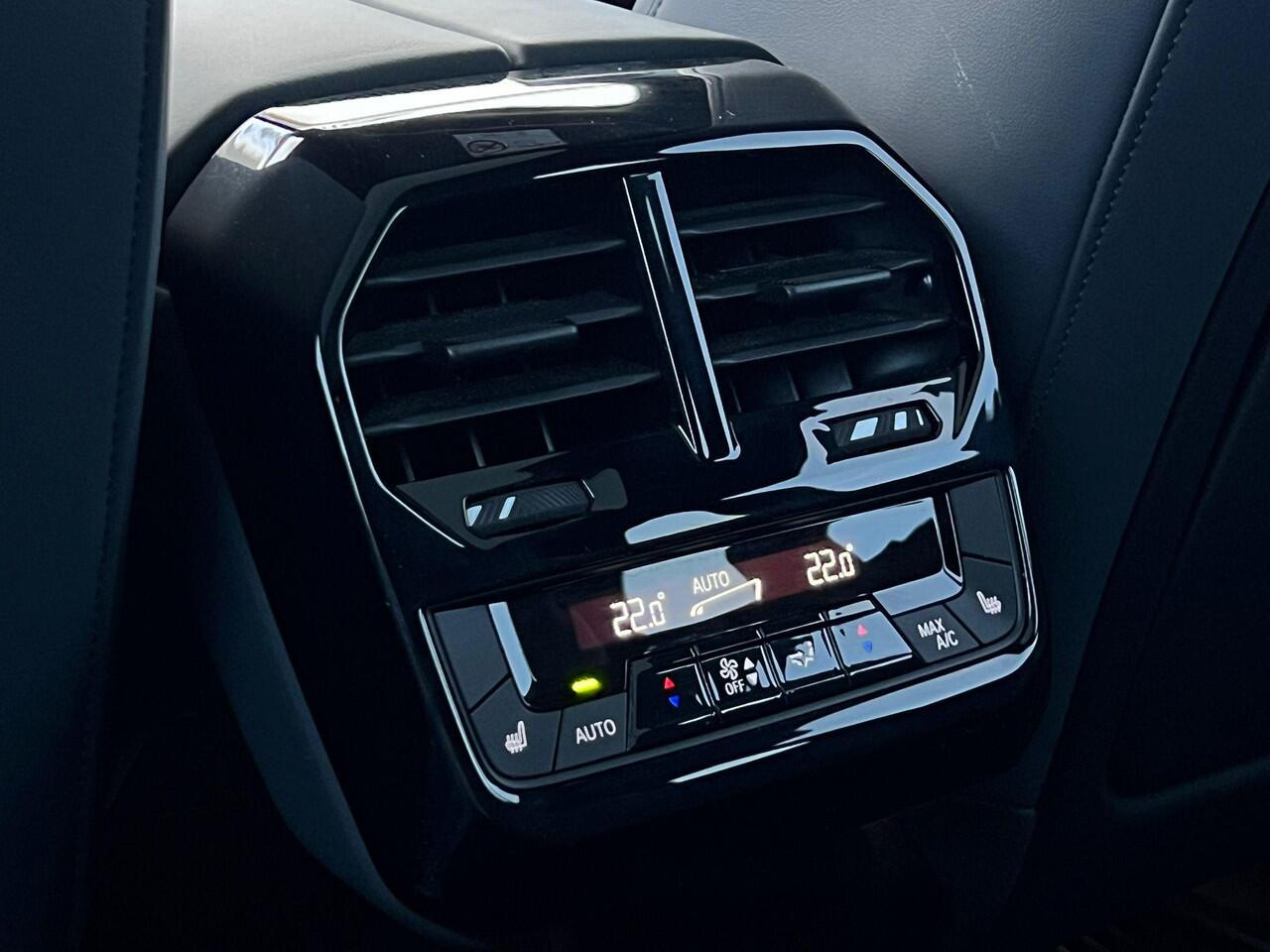 BMW iX xDrive50 Business Edition Plus 112 kWh | Sportpakket | Trekhaak | Driving Assistant Professional | Comfort Access