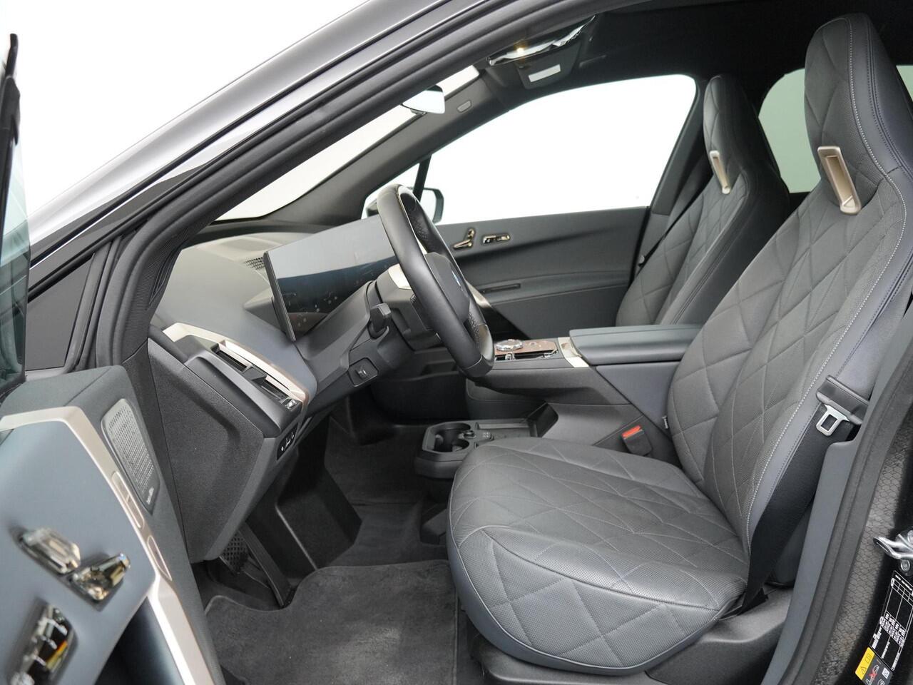 BMW iX M60 112 kWh | Trekhaak | Luchtvering |