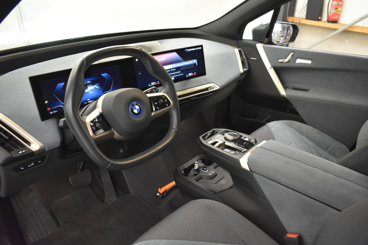 BMW iX xDrive40 High Executive 77 kWh SOH 100% El Trekhaak Panodak Head Up Camera