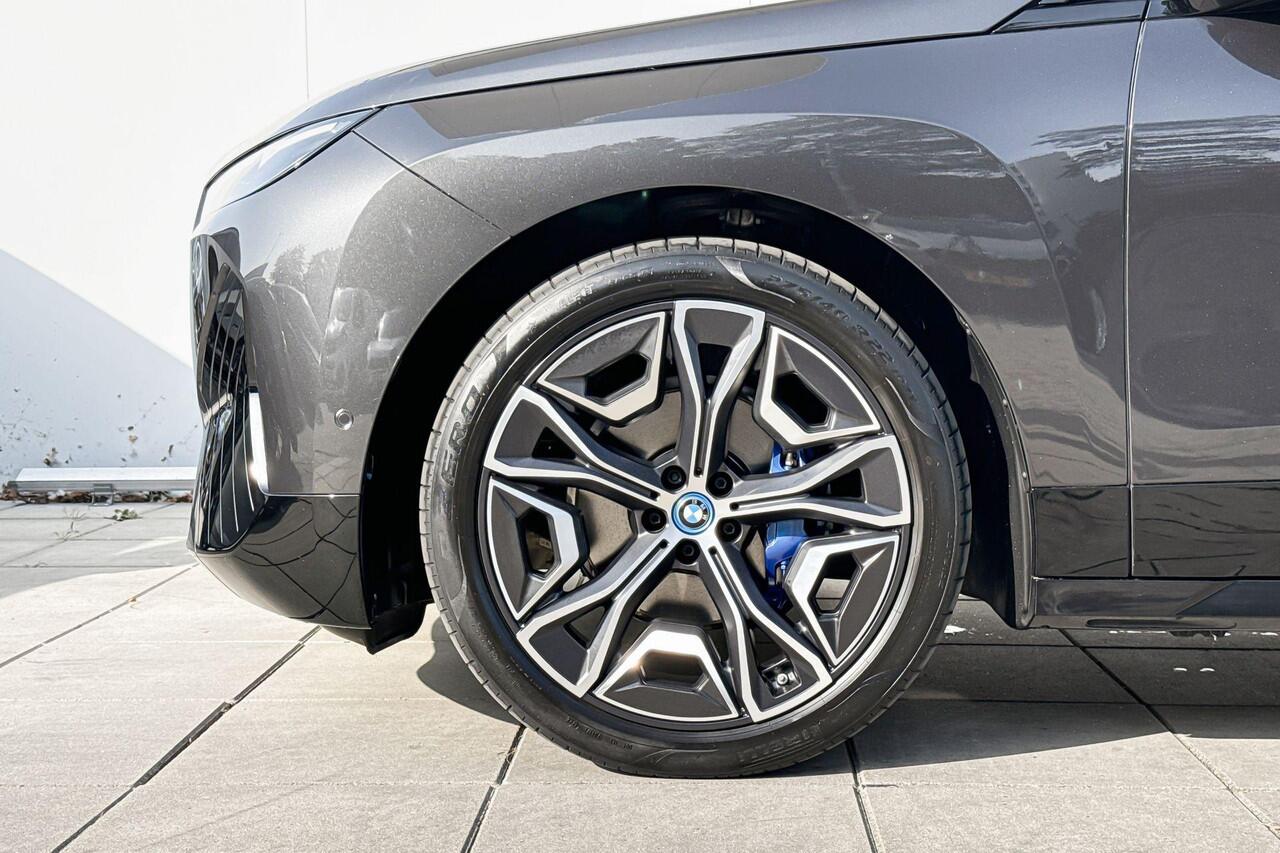 BMW iX xDrive50 22 Inch / Getinte Ramen Achter / Stoelventilatie / Stoelverwarming / Driving Assistant / Laser Light / 4 Zone Airco / Selections
