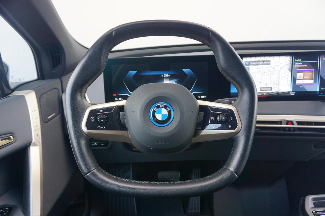 BMW iX xDrive50 Sportpakket | 22'' Aerodynamic | Panoramadak Sky Lounge | Trekhaak Elektrisch | Laserlight | Harman Kardon | Warmte Comfortpakket voor en achter