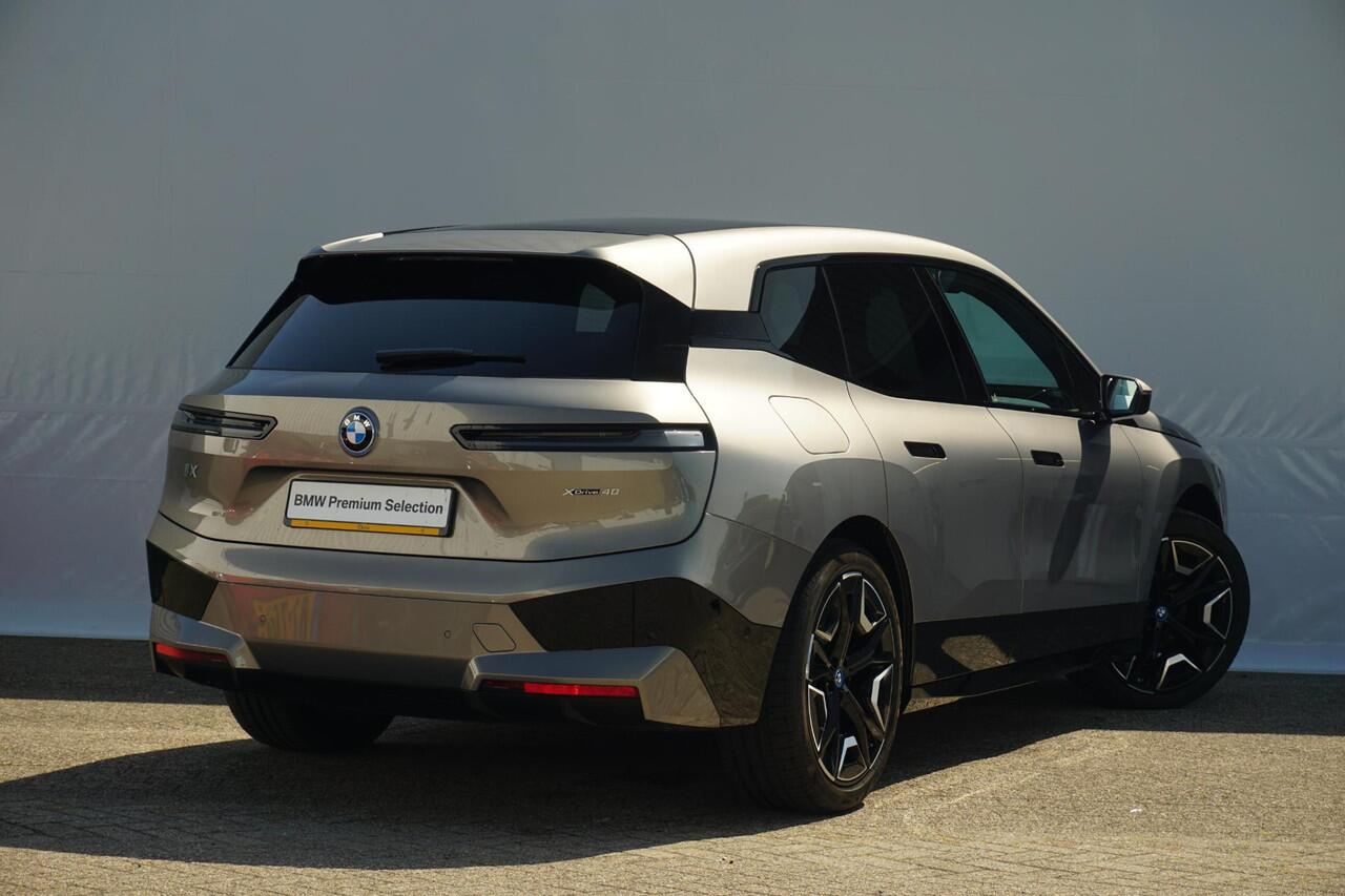 BMW iX xDrive40 Sport Pakket | Luchtvering / Soft-Close / Panoramadak / Comfort Stoelen / Head-up / Laserlight / Harman Kardon | Ekris Selection