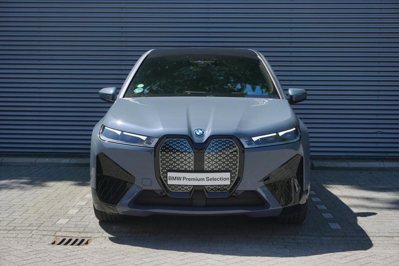 BMW iX xDrive50 Sportpakket | Comfort Access | Glazen panoramadak Sky Lounge | Driving Assistant Professional | HIFI System Harman Kardon | Parking Assistant Professional