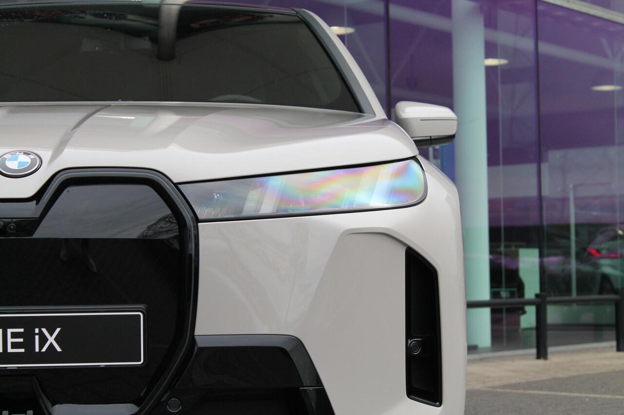 BMW iX xDrive60 M Sport / Panoramadak Sky Lounge / Trekhaak / M Multifunctionele Stoelen / Soft-Close / Bowers & Wilkins / Parking Assistant Professional