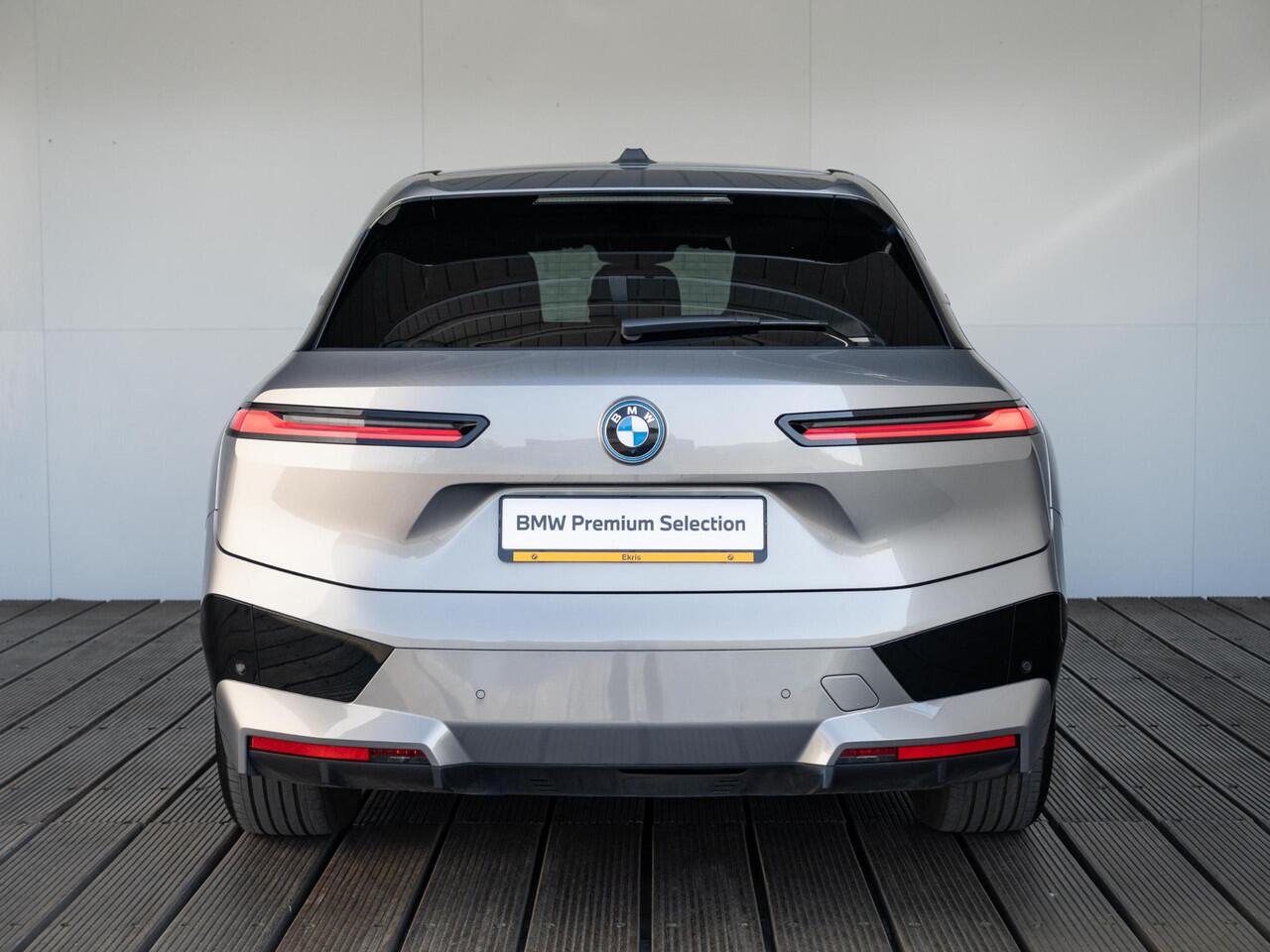 BMW iX xDrive40 | High Executive | Sportpakket | Comfort Access | Harman Kardon | Stoelverwarming voor & achter | Stuurverwarming | 21'' | Trekhaak