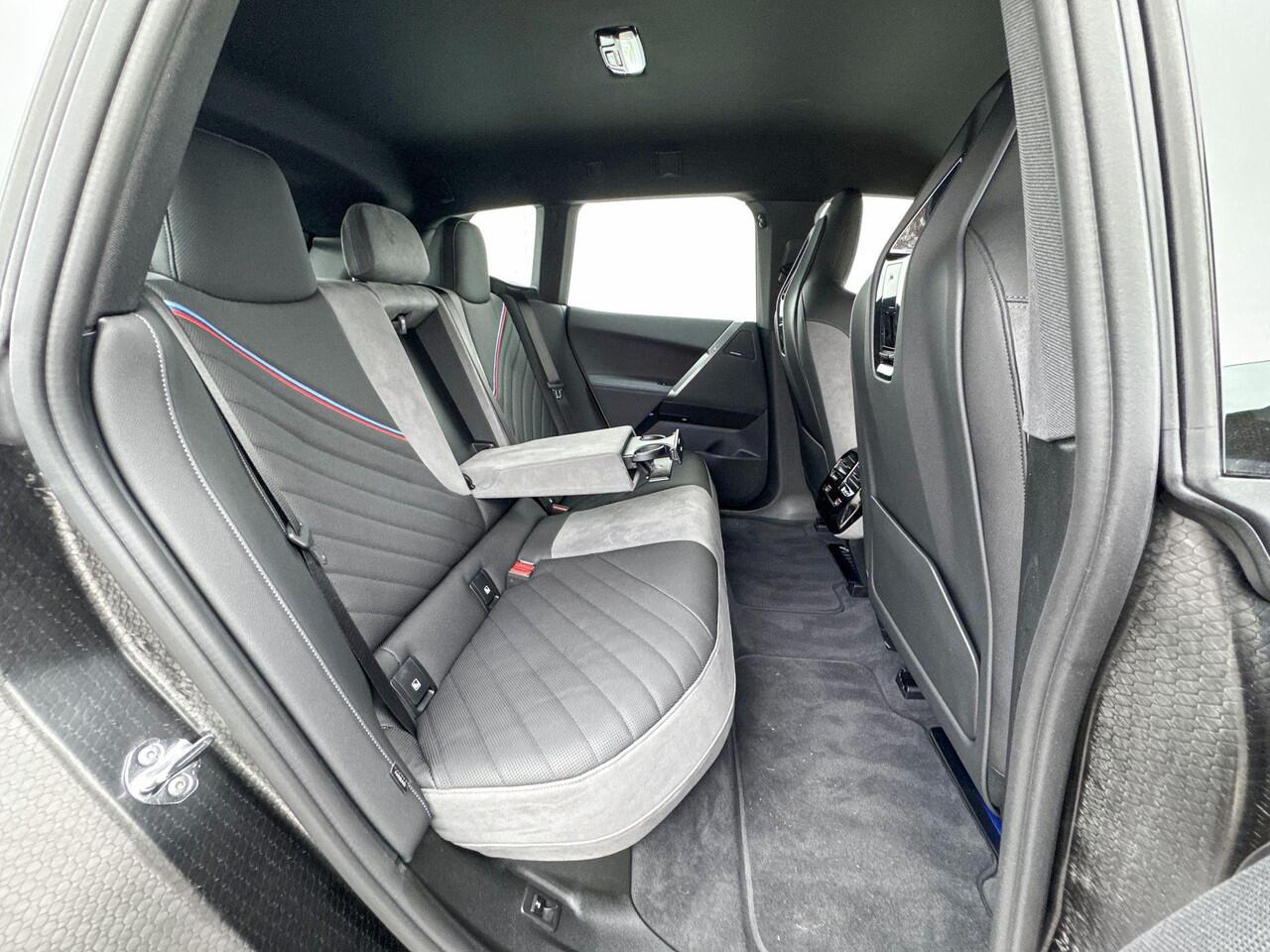 BMW iX xDrive45 101 kWh M Sport | Panoramadak | innovation Pack