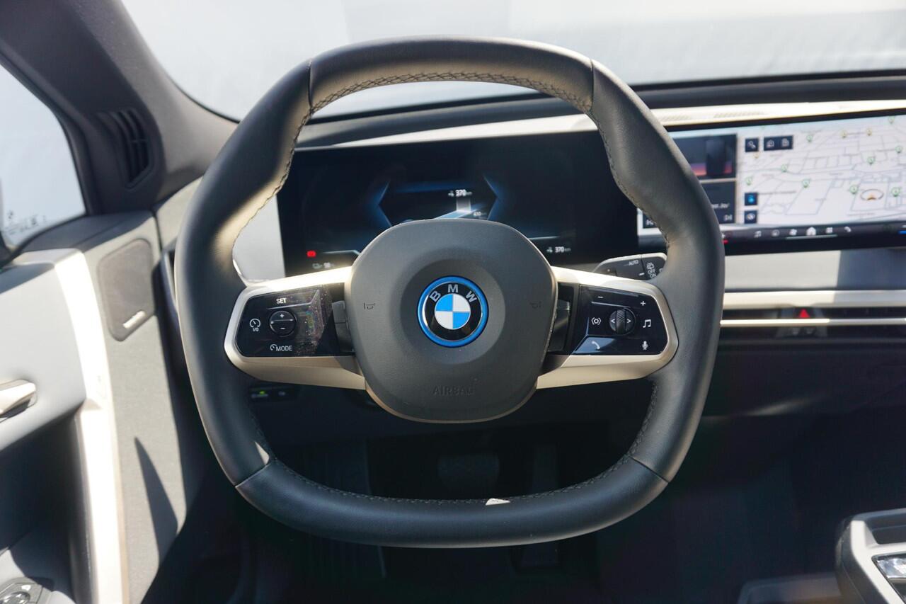 BMW iX xDrive40 Sport Pakket | Luchtvering / Soft-Close / Panoramadak / Comfort Stoelen / Head-up / Laserlight / Harman Kardon | Ekris Selection