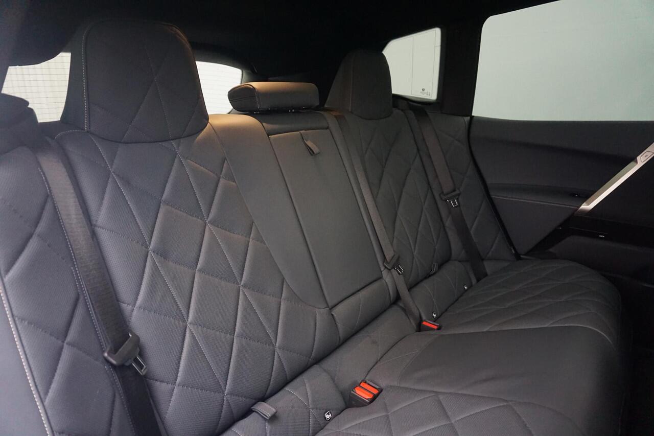 BMW iX M60 High Executive 112 kWh | Full PPF + Klasse 5 / Trekhaak / Panoramdak Sky Lounge / Soft Close / 22 Inch