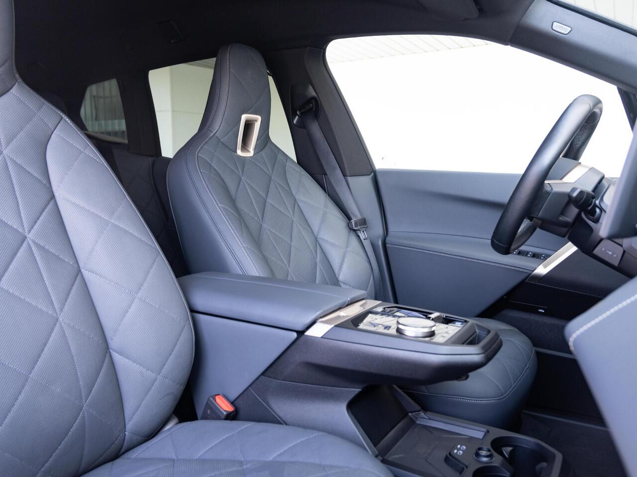 BMW iX xDrive40 | High Executive | Sportpakket | Comfort Access | Harman Kardon | Stoelverwarming voor & achter | Stuurverwarming | 21'' | Trekhaak