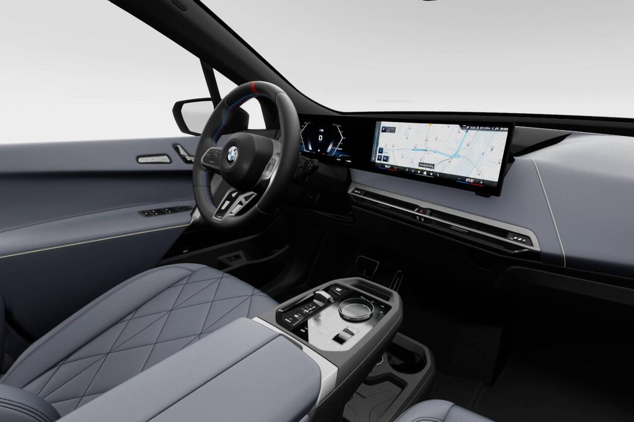 BMW iX xDrive M70 | Comfort Pack | Innovation Pack | Trekhaak | 23" LM | Sky lounge | Showroomvoordeel