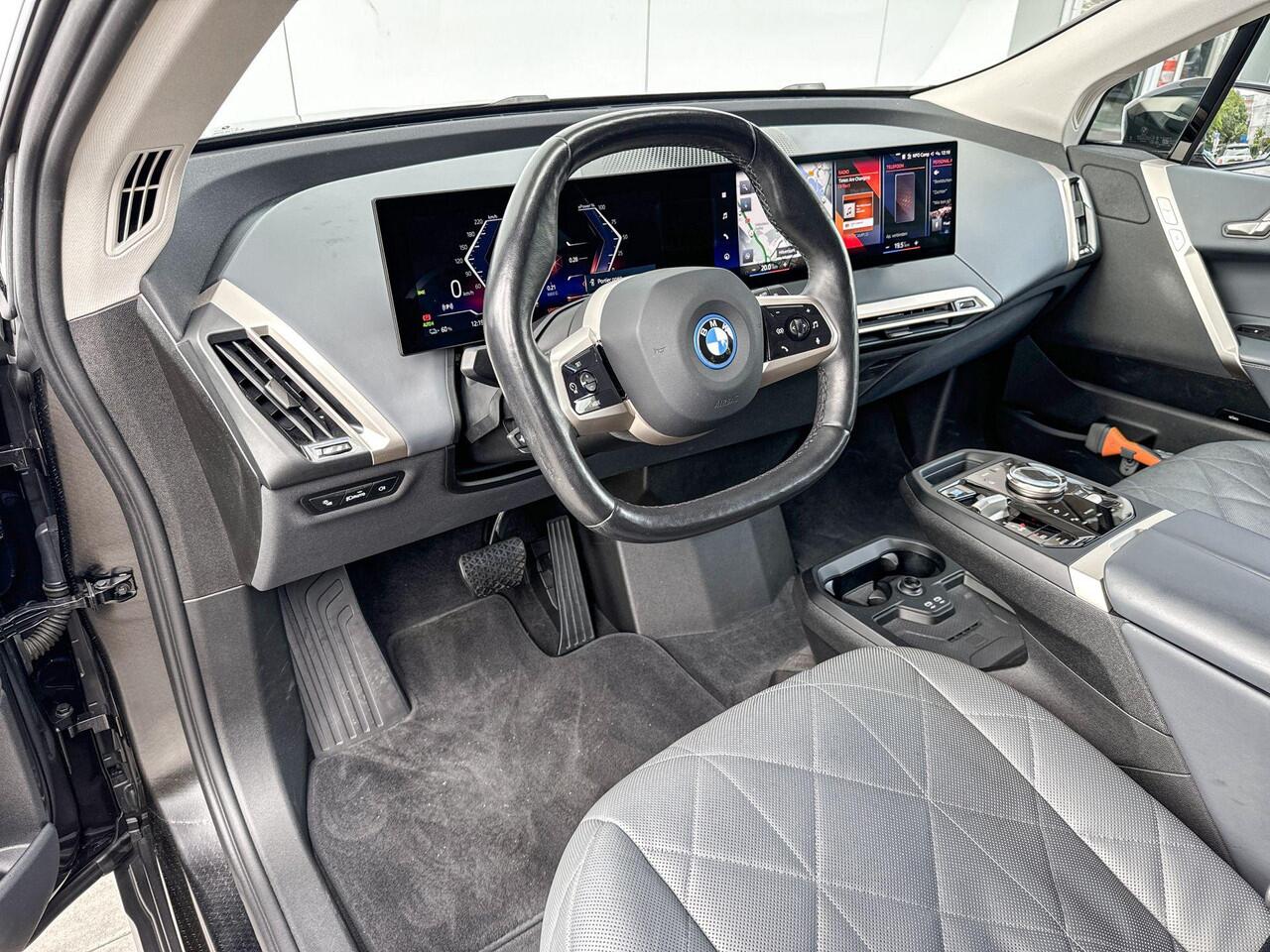 BMW iX xDrive40 High Executive 4 zone airconditioning / Head Up Display / Stoelverwarming / Iconic Sounds / Selections