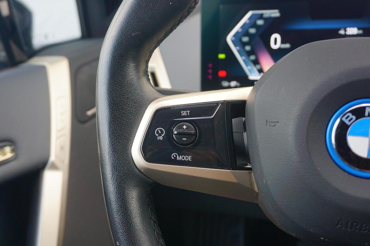 BMW iX xDrive50 Sportpakket 22'' / Panoramadak Sky Lounge / Soft Close / Warmte Comfortpakket voor en achter