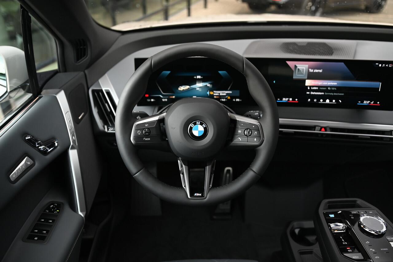 BMW iX xDrive45 M Sport / Panoramadak Sky Lounge / Trekhaak / M Multifunctionele Stoelen / Parking Assistant Professional / Soft-Close / Active Steering