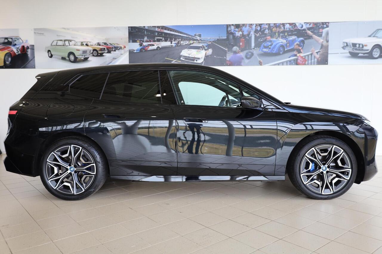 BMW iX xDrive40 | Sportpakket | Panoramadak | Trekhaak elektr. | Luchtvering