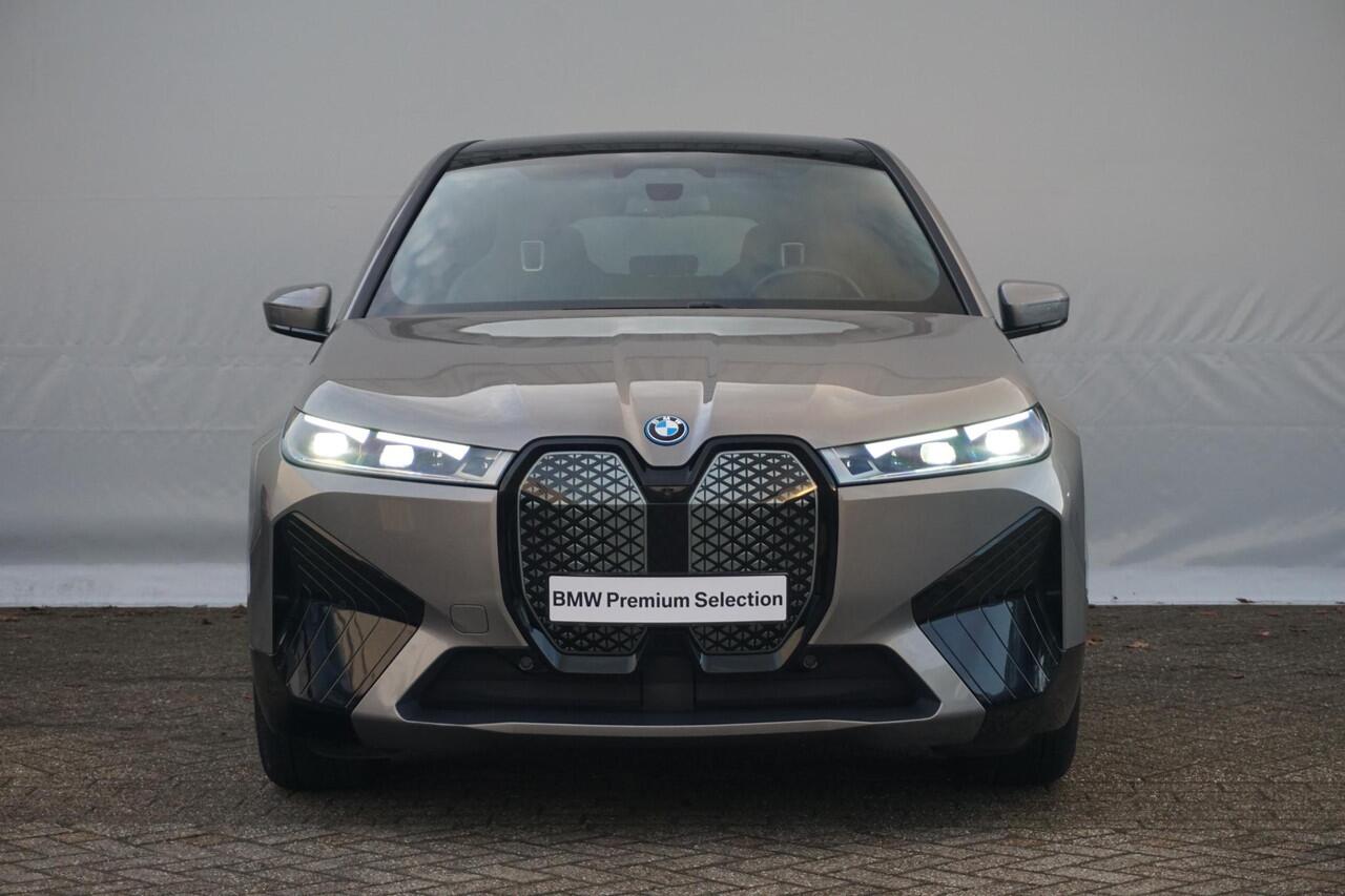 BMW iX M60 High Executive 112 kWh | Trekhaak / Parking Assistant Professional / Harman Kardon / Panoramdak Sky Lounge