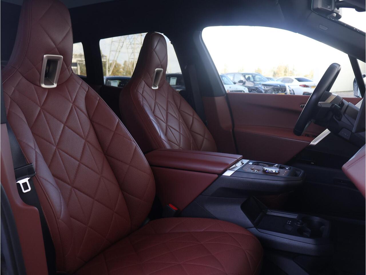 BMW iX xDrive50 High Executive 112 kWh / Harman Kardon / Luchtvering / Active Steering / Soft Close / Driving Assistant Professional /