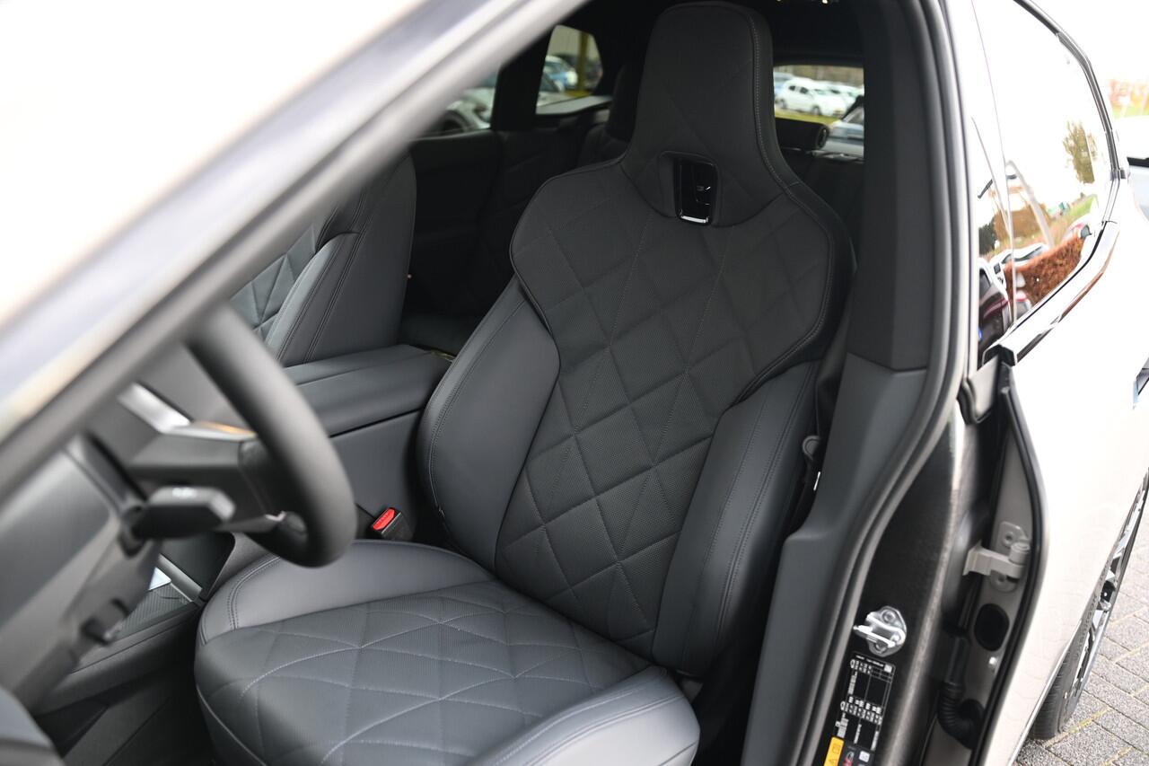 BMW iX xDrive45 M Sport / Panoramadak Sky Lounge / Trekhaak / M Multifunctionele Stoelen / Parking Assistant Professional / Soft-Close / Active Steering