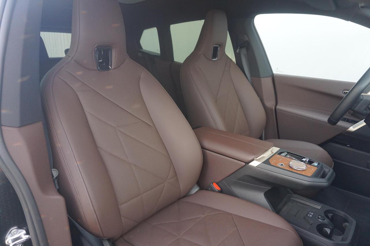 BMW iX xDrive50 Sportpakket | Trekhaak / Luchtvering / Active Steering / Panoramadak / Driving Assistant Professional / Parking Assistant Plus / Warmtecomfortpakket / 22 Inch