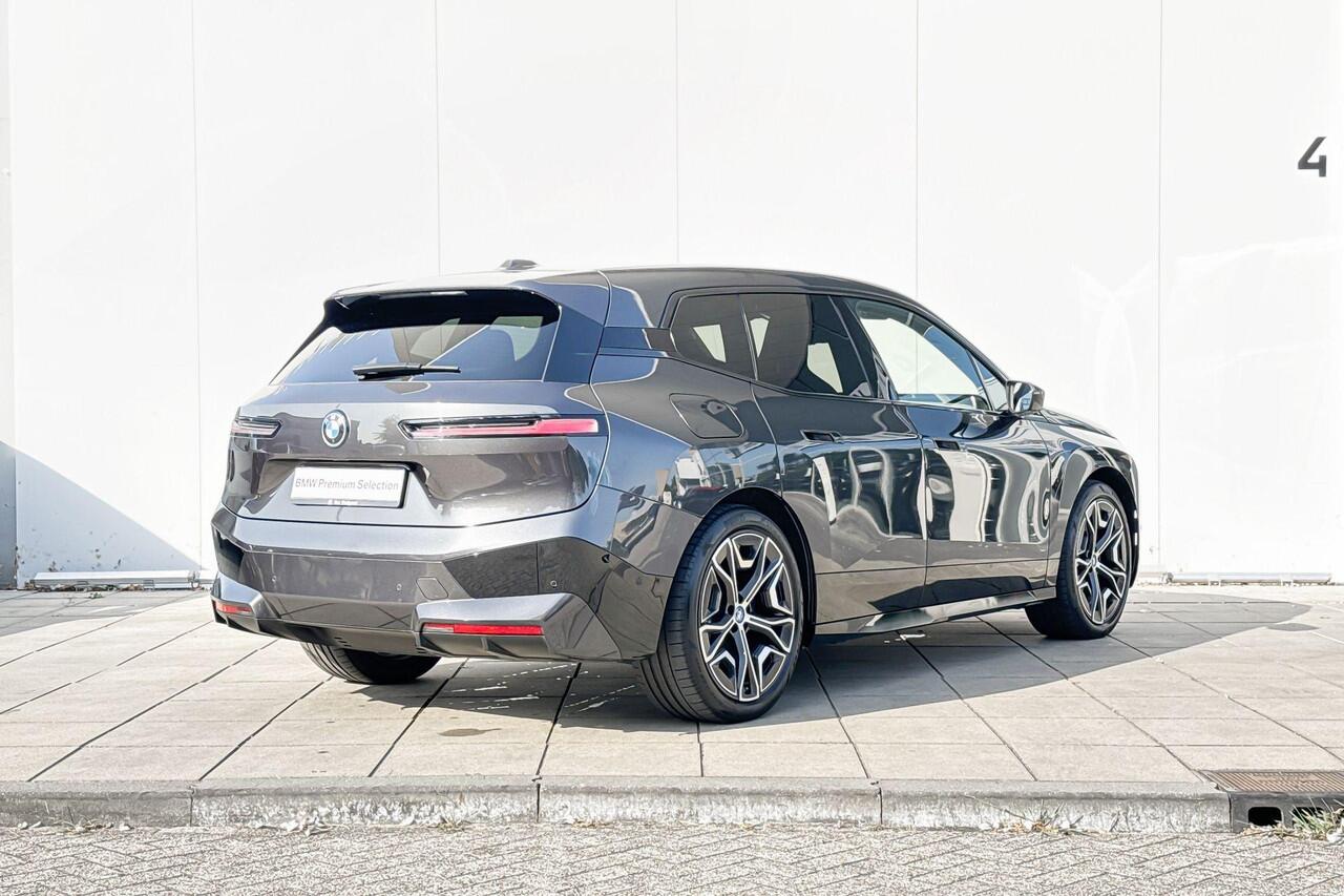 BMW iX xDrive50 22 Inch / Getinte Ramen Achter / Stoelventilatie / Stoelverwarming / Driving Assistant / Laser Light / 4 Zone Airco / Selections