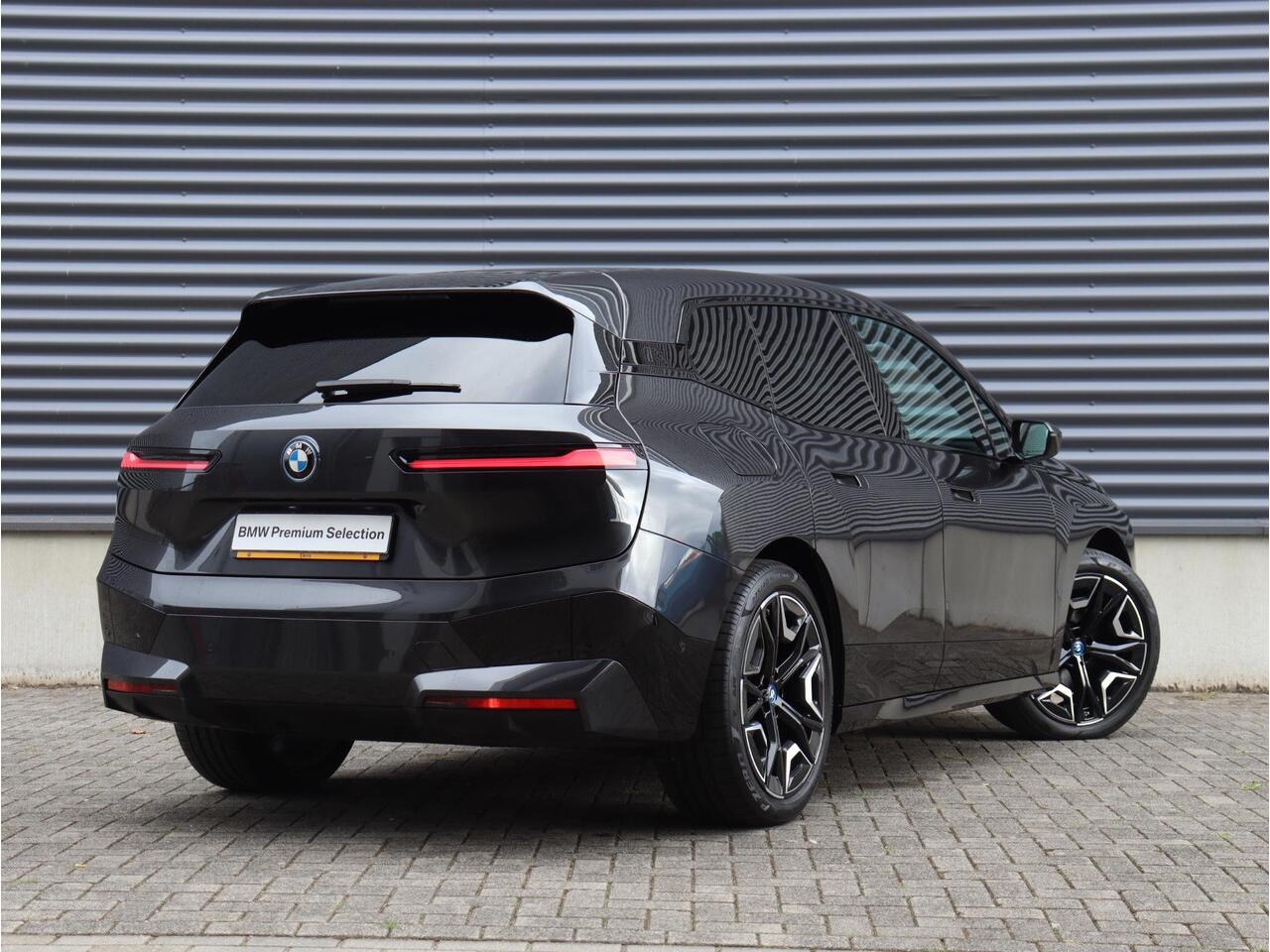 BMW iX xDrive40 | High Executive | Sportpakket | Panodak Skylounge | Driving Assistant Prof. | Soft Close | Parking Assistant Plus | Harman Kardon | 22'' LMV