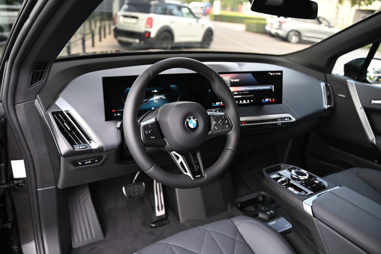 BMW iX xDrive45 M Sport / Panoramadak Sky Lounge / Trekhaak / Parking Assistant Professional / Soft-Close / M Multifunctionele Stoelen / Active Steering