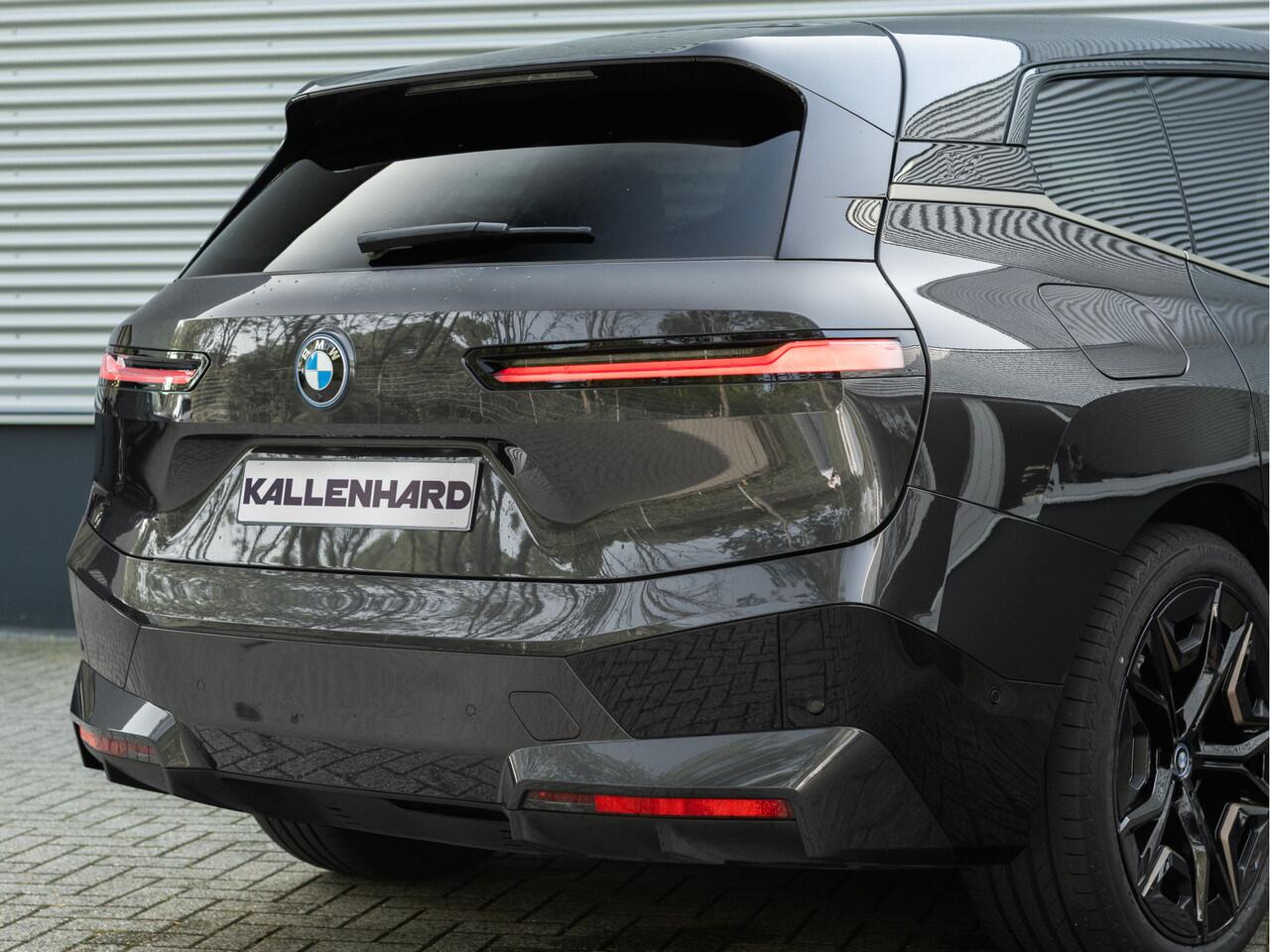 BMW iX xDrive40 - Sportpakket - Pano - Trekhaak - Soft Close - Driving Ass Prof - Lasers