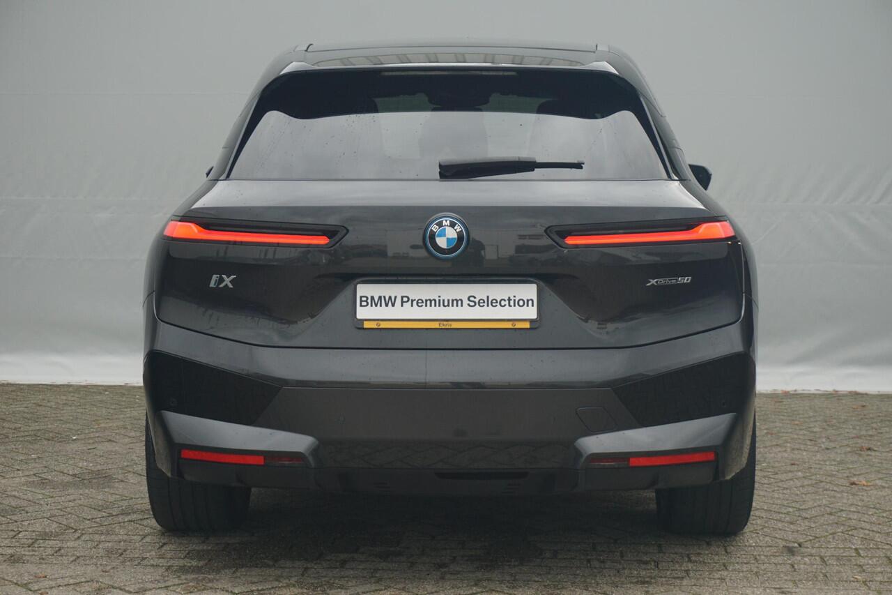BMW iX xDrive50 M Sport | Trekhaak / Panoramdak / Soft-Close / Stoelventilatie / Warmtecomfortpakket / Driving Assistant Professional / 360 graden Camera's / Harman Kardon