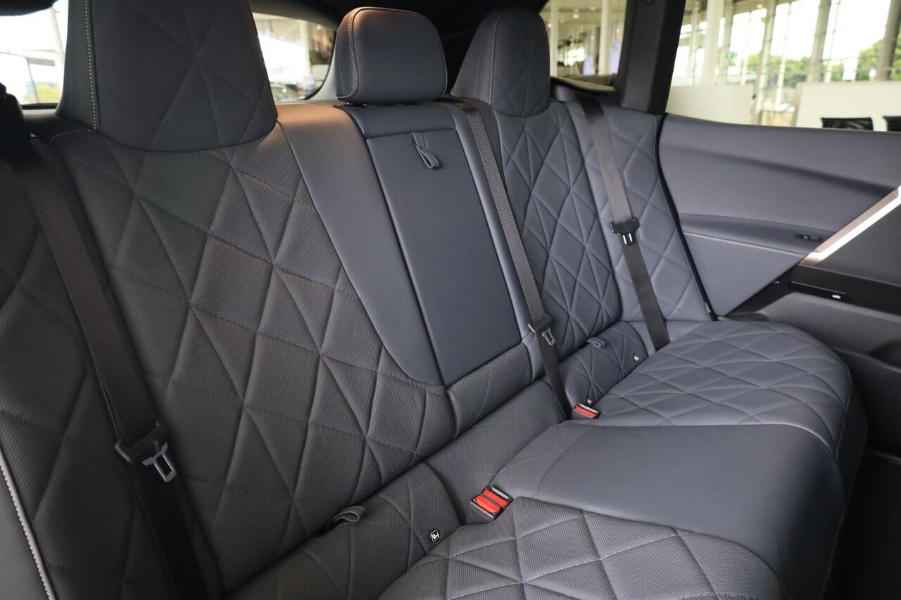 BMW iX xDrive40 | Sportpakket | Panoramadak | Trekhaak elektr. | Luchtvering