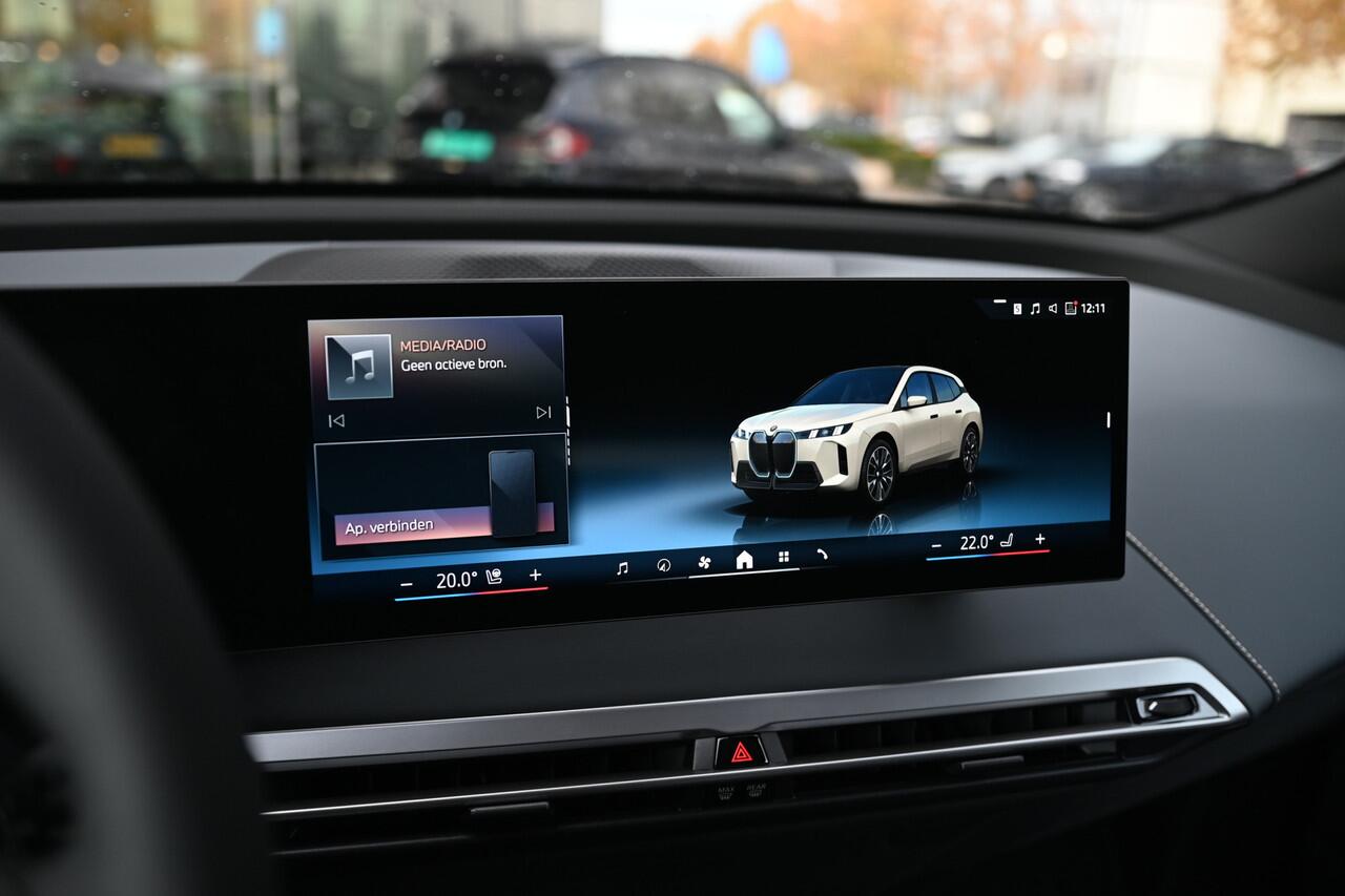 BMW iX xDrive45 M Sport / Panoramadak Sky Lounge / Trekhaak / M Multifunctionele Stoelen / Parking Assistant Professional / Soft-Close / Active Steering